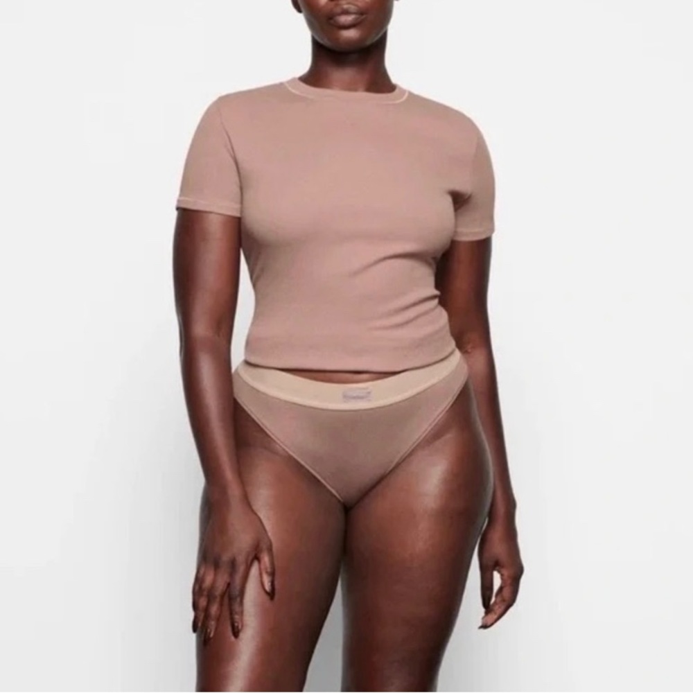 Skims COTTON RIB T-SHIRT (UMBER)